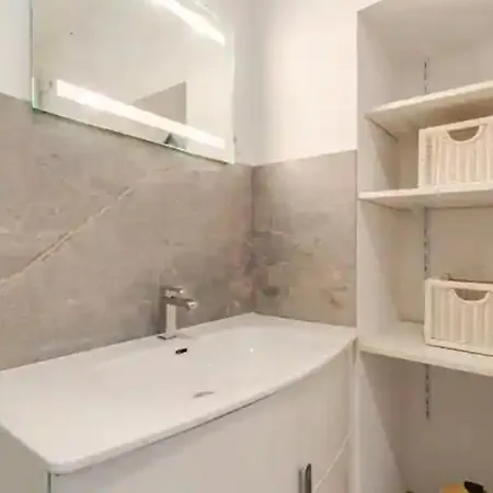 Pillement 1-t2-balcon Avec Garage Privé Optionnel-centre Historique Et Plages à 21km !